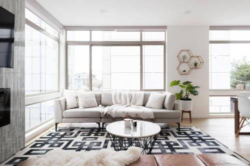 Designer Urban Retreat w Rooftop Deck & Fireplace