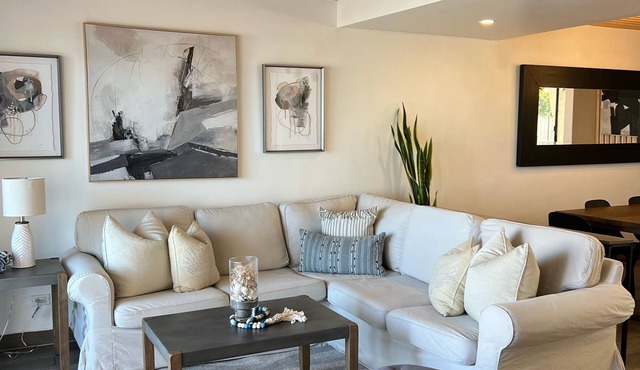 DESIGNER VILLA. STUNNING. Location, location, location!