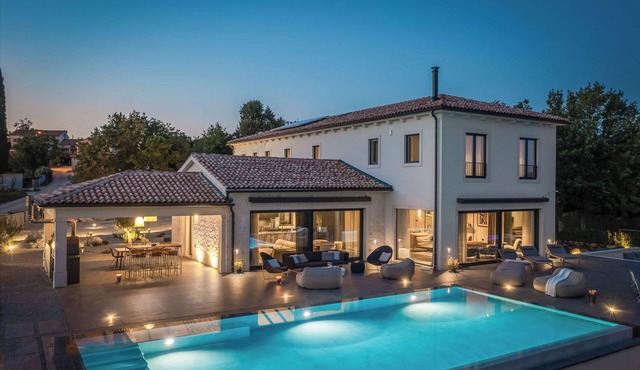 Designer Villa with 72m2 infinity swimming pool, tenis court and spa.