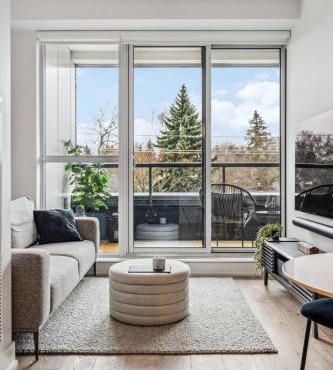 Designer Yonge & Eglinton Gem, Parking, 65 TV