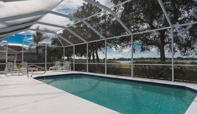 Desirable 3BR lakefront pool home in Palmetto - Cranes Galore