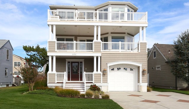 Desirable Beach Block Rental in the A-Zone, Elevator