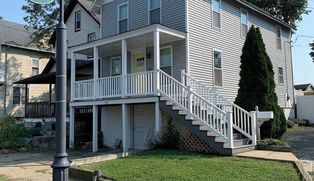 Desirable Beach House &nFull Backyard with 6 beachtags. Driveway fits 4 Cars!