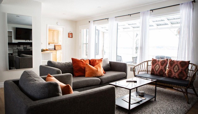 Desirable Lakefront 3BR w/Fireplace & Games Room
