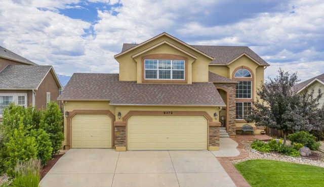Desirable & Spacious. Mt Views, Grill, Deck, Fire Pit & Yard. Walk to Coffee!