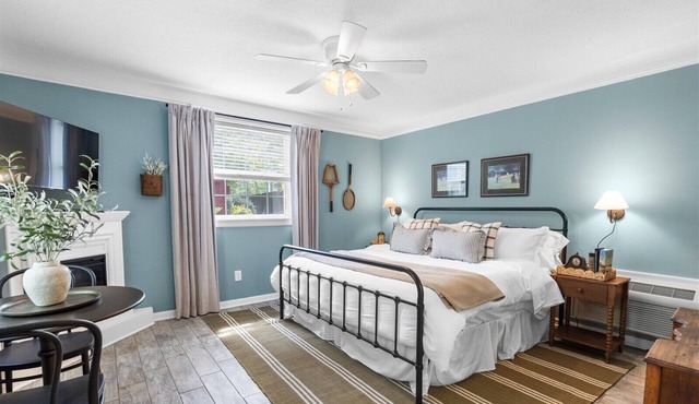 Desoto Cottage Hot Tub + Breakfast Treats