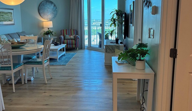 Destin Beach 2 bed 2 bath, heated pool, hot tub, Gulf view, top floor