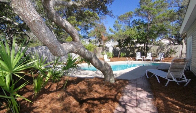 DESTIN BEACH PARADISE! LARGE PRIVATE POOL, AMAZING BEACHES AND GOLF CART DEALS!