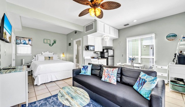 Destin Beachside Breeze Cottage+Steps to Beach & Pool-Sleeps 4