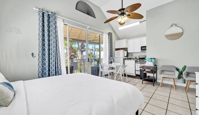 Destin Crystal Beach Beachside Bungalow+Steps to Beach & Pool-Sleeps 4