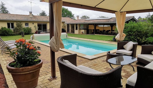 Detached villa with park and private pool. Collect your boiled eggs