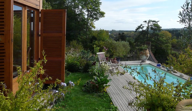 Detached house facing south with pool and panoramic views of the Cher