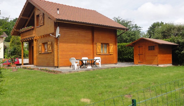 Detached chalet completely enclosed at the foot of the forest in a quiet hamlet