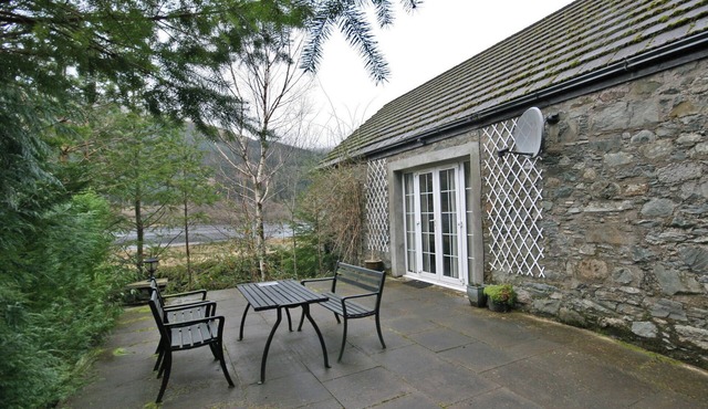 Detached cottage for 3 overlooking Loch Lubnaig within the Loch Lomond & Trossachs National Park.