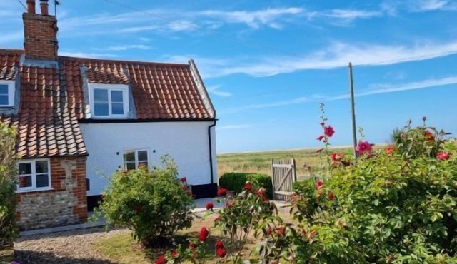 Detached 1-bed cottage overlooking the salt marshes
