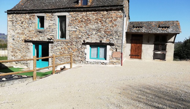 Detached 19th-century farmhouse in the Ségala region of Aveyron