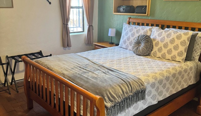 Detached 1BR Guest House, near UA, private patio and 2-person jacuzzi.