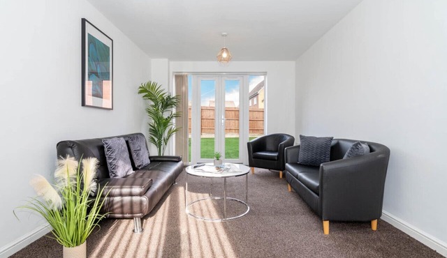 Detached 3 Bed House - Garden - Parking & Fast WiFi