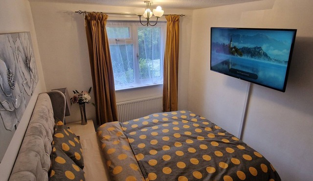 Detached 3 Bedroom House in Leicester with Private Parking & Garden