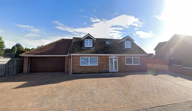 Detached 3 En-Suites Parking 5 Double Rooms