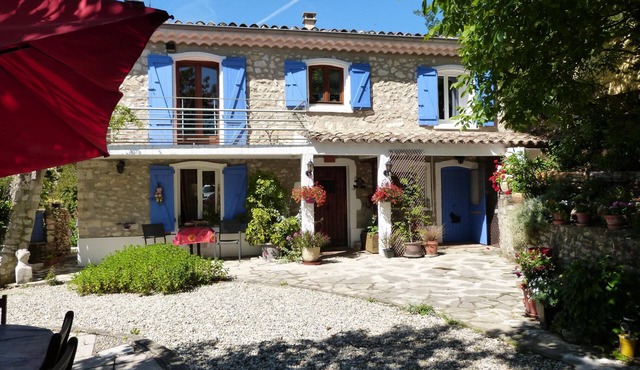Detached 3-star gîte in Provencal house.