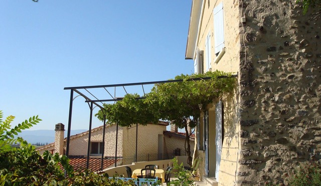 Detached 3-star village house overlooking the Durance river.