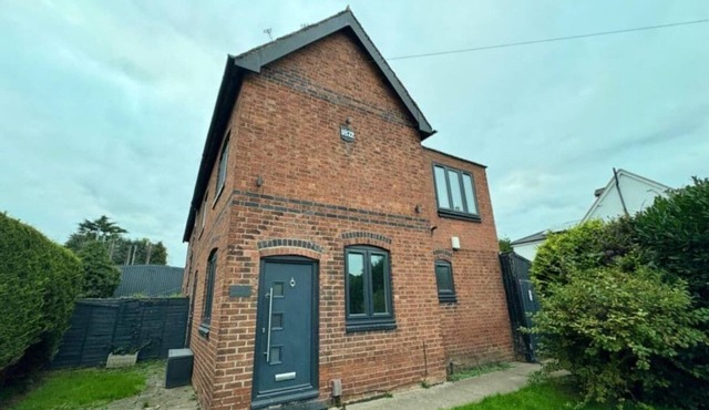 Detached 3BR Home w/Driveway Parking, 1GB WiFi