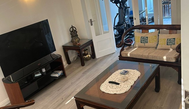 Detached 3BR home with private garden and glass conservatory. Near Hook Station