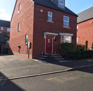 Detached 4-Bed 2 Ensuites with Driveway Castle Donington Near EMA