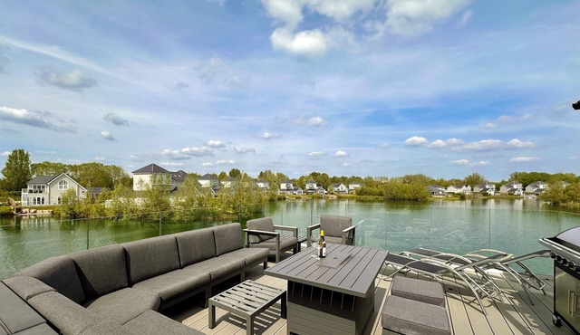 Detached 4 Bed, 3 Bath Lakeside Lodge. Sleeps 8. Hot Tub. The Cotswolds Lakes.