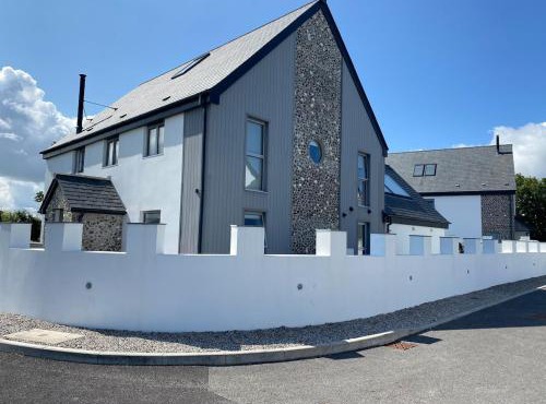 Detached 4 Bed House with large gardens and Hot Tub