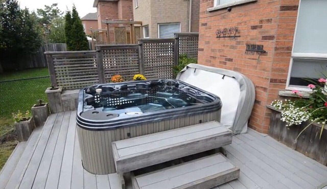 Detached 4 Bedrooms house With Hot Tub