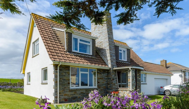 Detached 4 Bedroom House with Stunning sea views just 200 meters from the beach