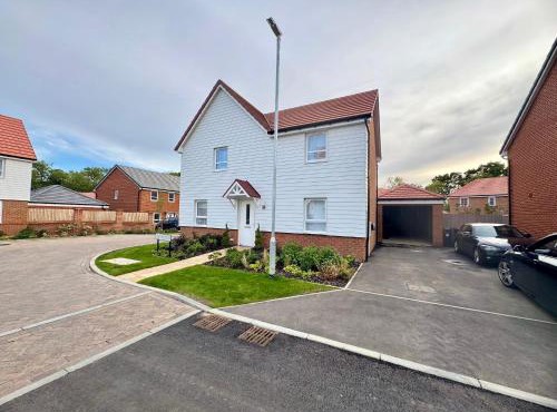 Detached 4BR House - Private Garden, Garage & Parking - Perfect for Long Stays, Families, Contractors