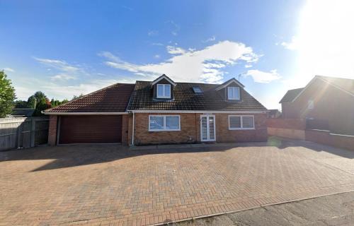 Detached, 5 Double Bedrooms, 3 En-Suites, 5 Car Parking