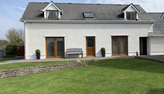 Detached annexe in a pretty village close to Botanical Gardens and Carmarthen