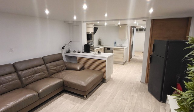 Detached apartment 9 minutes' walk from the station
