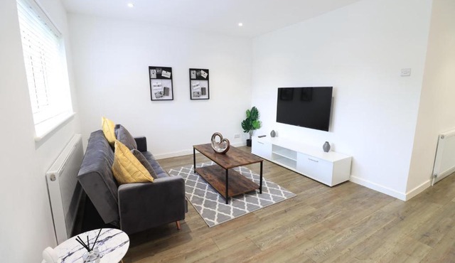 Detached Bungalow - Sleeps 8 - Free Parking, Fast Wifi, Smart TV and Garden by Yoko Property