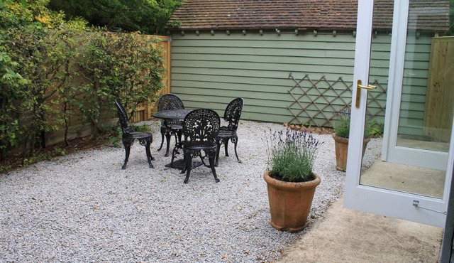 Detached Cabin With Loft. Sleeps 4. Quirky Modern Style. Woodland Walk To Beach