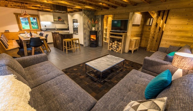 Detached chalet, 4/5 bedrooms, hot tub, sauna, large flat garden, solar panels