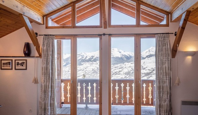 Detached chalet (6p). 3 bedrooms and 2 bathrooms. In the centre of Vallandry, with a beautiful view