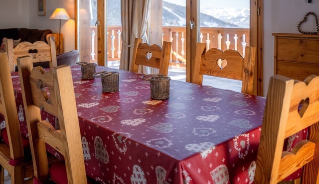 Detached chalet (6p). 3 bedrooms and 2 bathrooms. In the centre of Vallandry, with a beautiful view