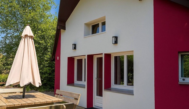 Detached chalet between lakes and Jura mountains