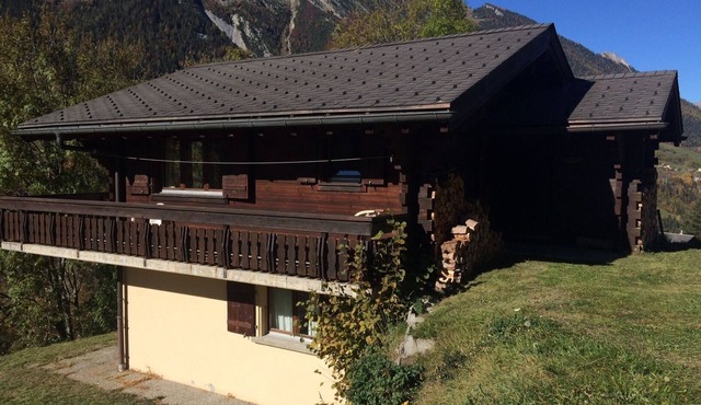 Detached chalet in rural setting with superb views. Pets welcome!