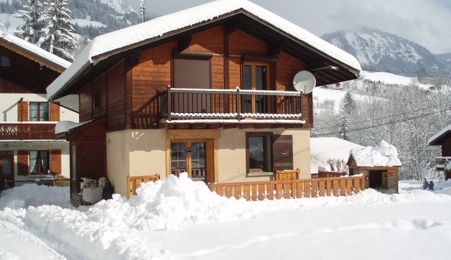 DETACHED CHALET SLEEPS 8 - 300 METRES FROM ESPACE DIAMANT SKI AREA