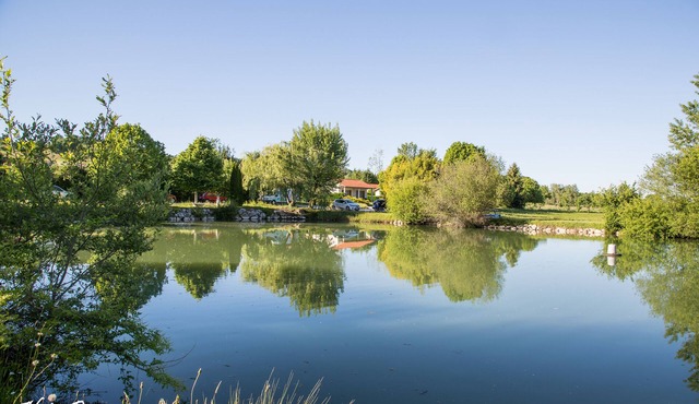 Detached chalet-style house with private garden and terrace near the lake