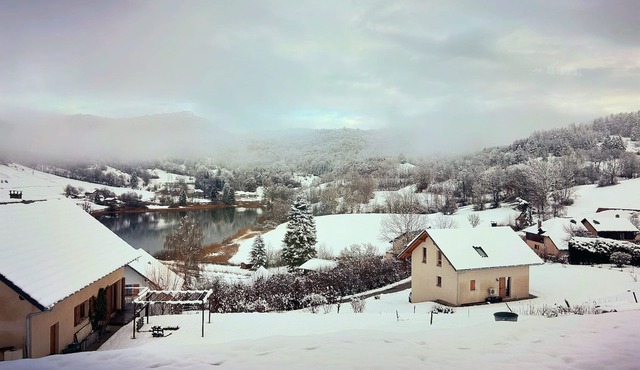 Detached chalet with lake and mountain views