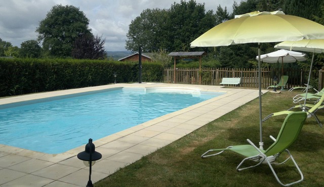 Detached chalet, wooded grounds 1500 m2, heated swimming pool.animals accepted