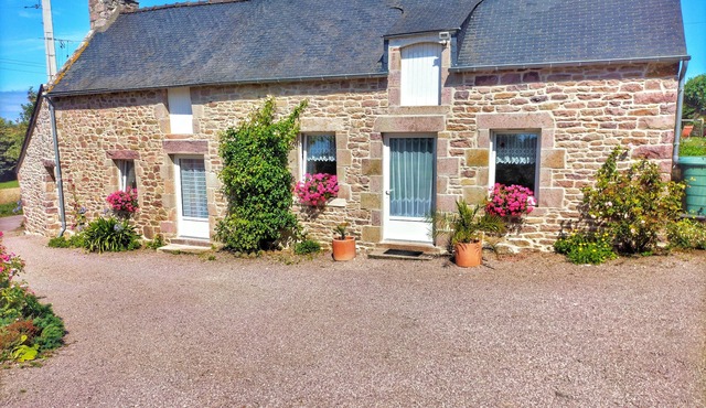 Detached character house, courtyard and garden located 600 m from shops.