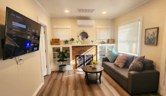 Detached charming house 2 bedroom 1 bath Prime location King Bed! n